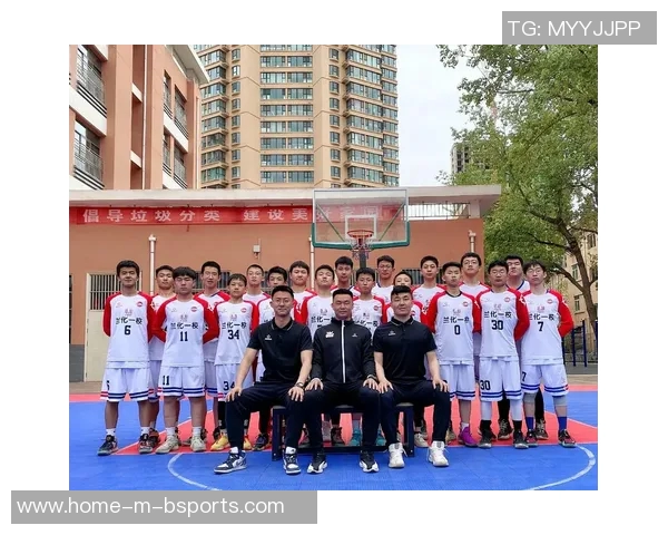 教练与篮球明星携手共创辉煌瞬间的珍贵合影分享 教练与篮球明星携手共创辉煌瞬间的珍贵合影分享